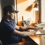 Sidder du meget ved computeren? Her er 7 ting du bør gøre for at passe godt på dig selv