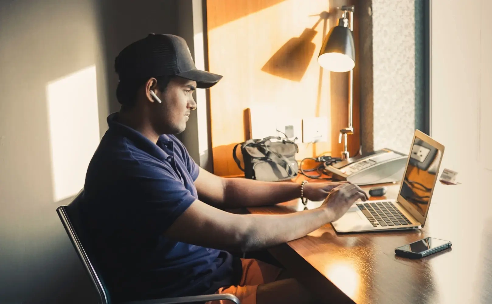 Sidder du meget ved computeren? Her er 7 ting du bør gøre for at passe godt på dig selv